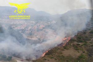 La Caletta. Incendio a Monte Longu