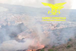 La Caletta. Incendio a Monte Longu