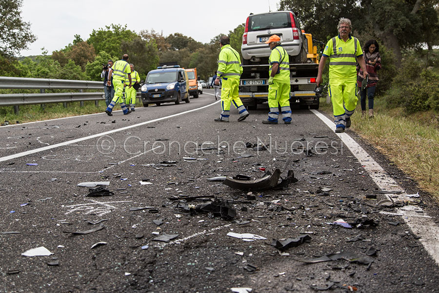 I rottami dei due mezzi coinvolti nello scontro (foto S.Novellu)     