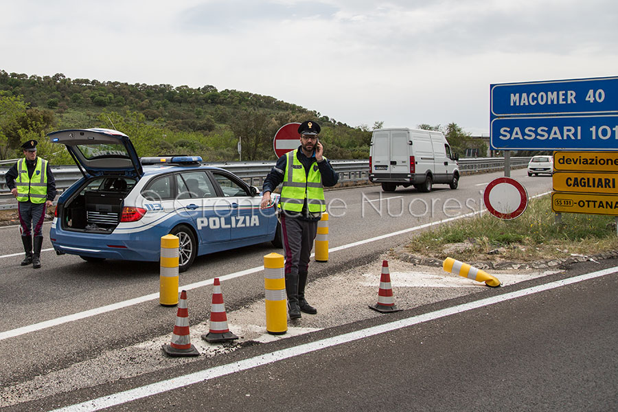 La Polizia stradale regola il traffico sulla 131 (foto S.Novellu)     
