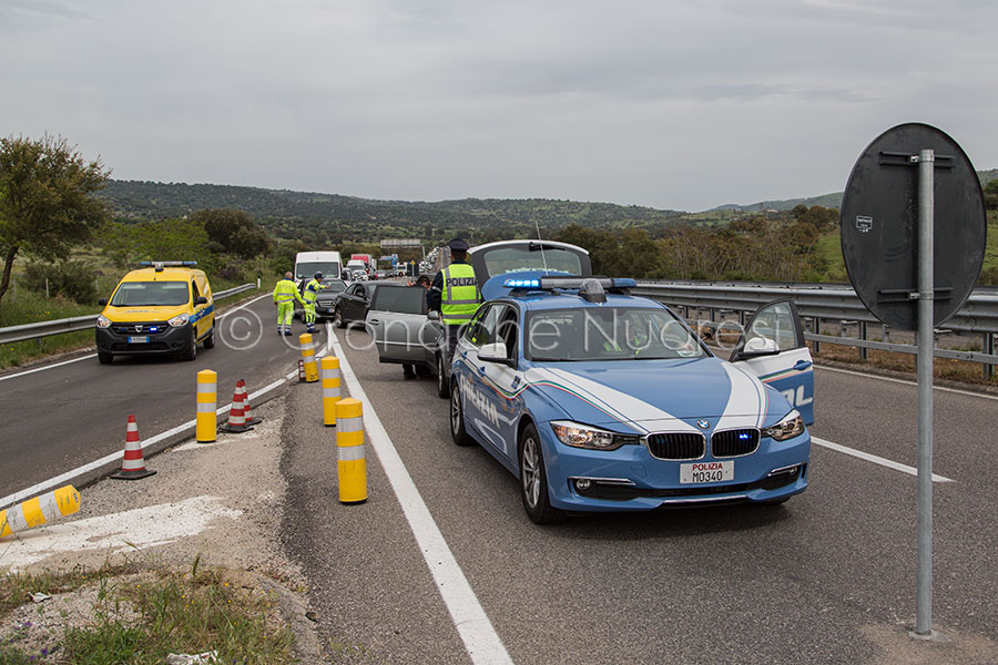 La Polizia stradale regola il traffico sulla 131 (foto S.Novellu)     