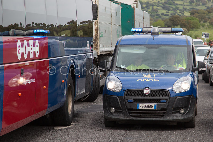 I mezzi di soccorso nel traffico bloccato sulla 131 (foto S.Novellu)     