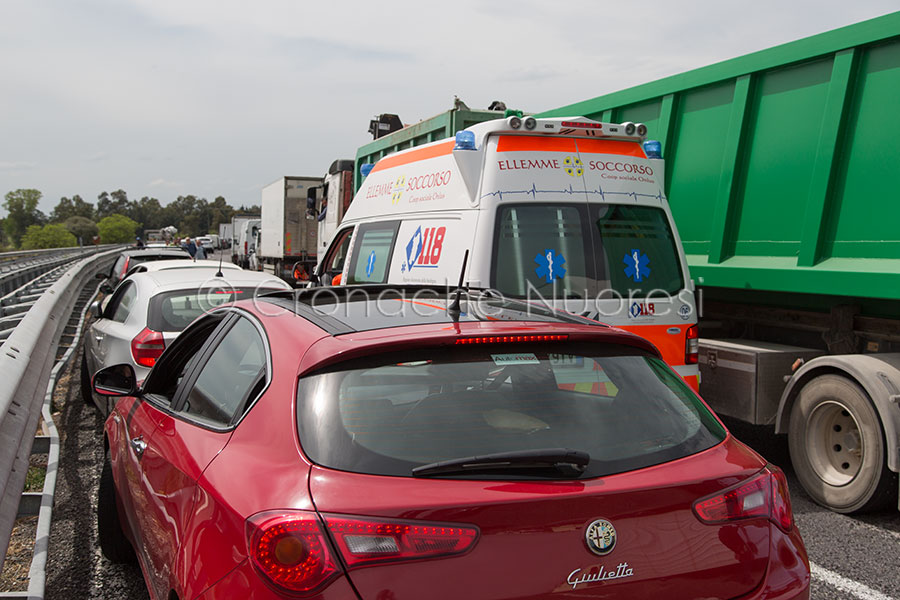 I mezzi di soccorso nel traffico bloccato sulla 131 (foto S.Novellu)     