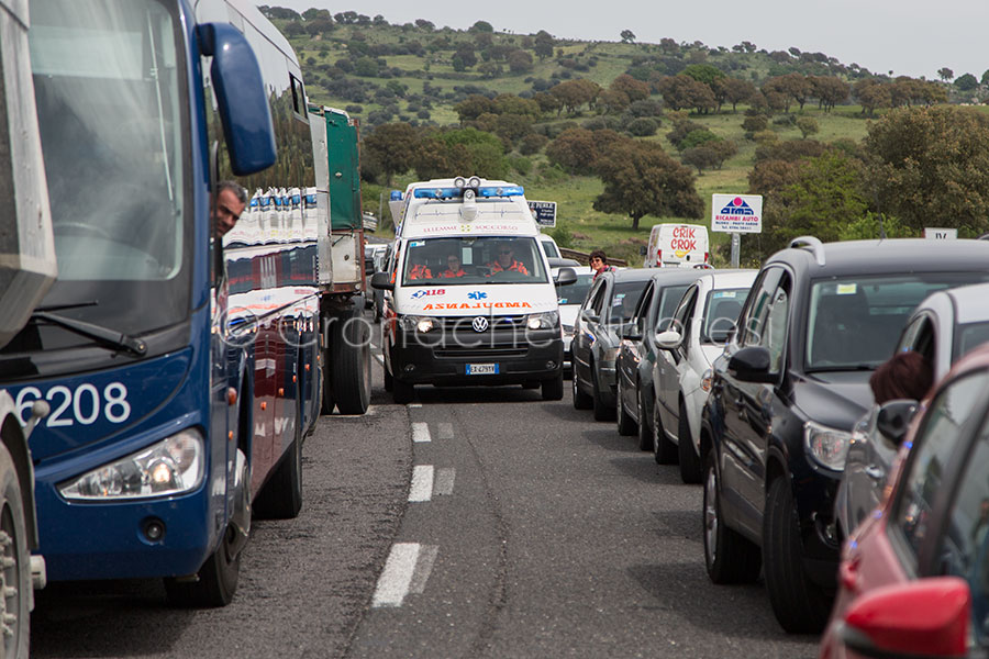 I mezzi di soccorso nel traffico bloccato sulla 131 (foto S.Novellu)     