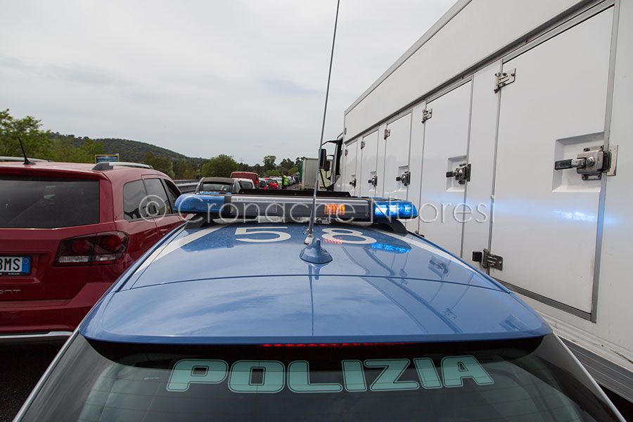 La Polizia stradale regola il traffico sulla 131 (foto S.Novellu)     