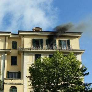 Nuoro, appartamento in fiamme in via Lamarmora (foto S.Novellu)        