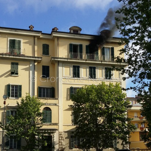 Nuoro, appartamento in fiamme in via Lamarmora (foto S.Novellu)        