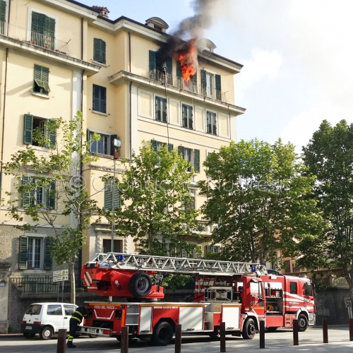 Nuoro, appartamento in fiamme in via Lamarmora (foto S.Novellu)        