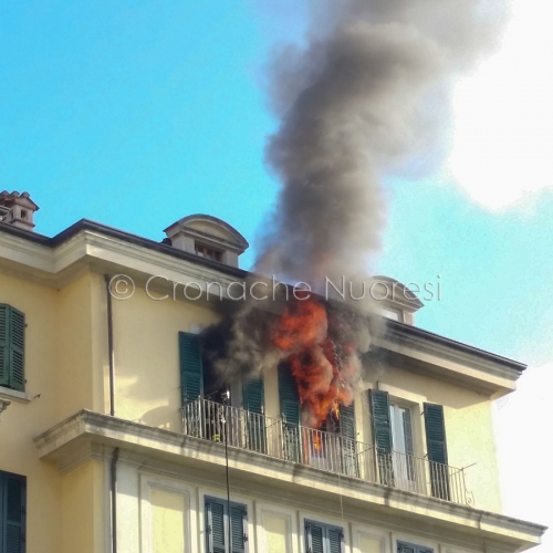 Nuoro, appartamento in fiamme in via Lamarmora (foto S.Novellu)        
