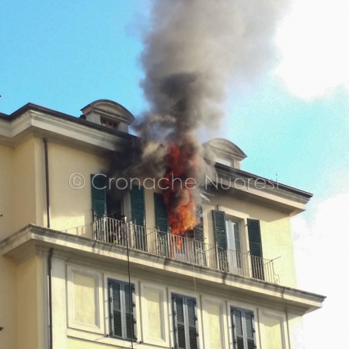 Nuoro, appartamento in fiamme in via Lamarmora (foto S.Novellu)        
