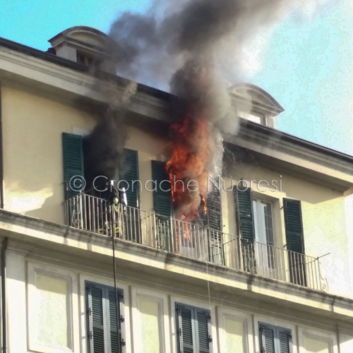 Nuoro, appartamento in fiamme in via Lamarmora (foto S.Novellu)        