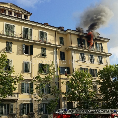 Nuoro, appartamento in fiamme in via Lamarmora (foto S.Novellu)        
