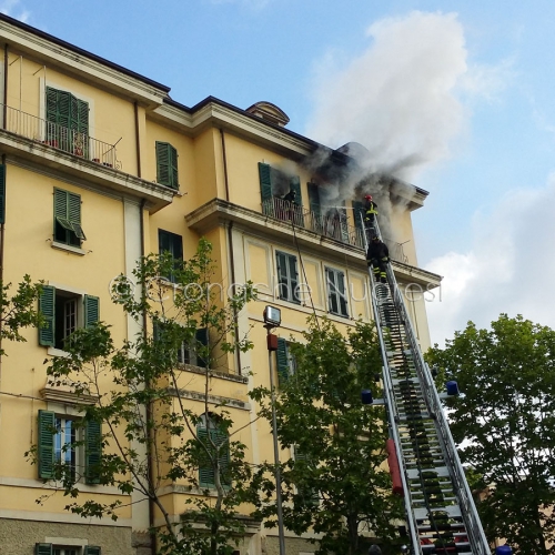 Nuoro, appartamento in fiamme in via Lamarmora (foto S.Novellu)        