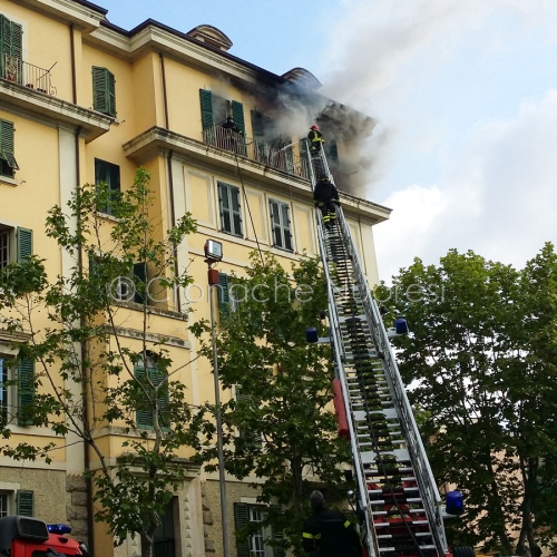 Nuoro, appartamento in fiamme in via Lamarmora (foto S.Novellu)        