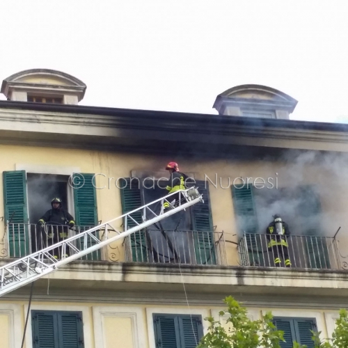 Nuoro, appartamento in fiamme in via Lamarmora (foto S.Novellu)        