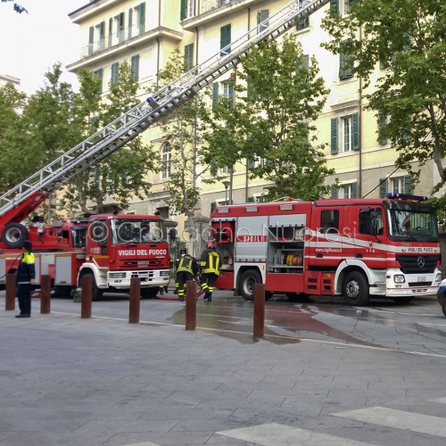 Nuoro, appartamento in fiamme in via Lamarmora (foto S.Novellu)        