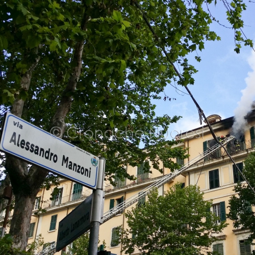 Nuoro, appartamento in fiamme in via Lamarmora (foto S.Novellu)        