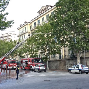 Nuoro, appartamento in fiamme in via Lamarmora (foto S.Novellu)        