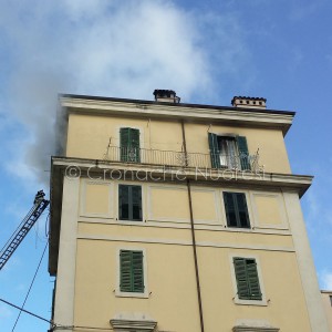 Nuoro, appartamento in fiamme in via Lamarmora (foto S.Novellu)        