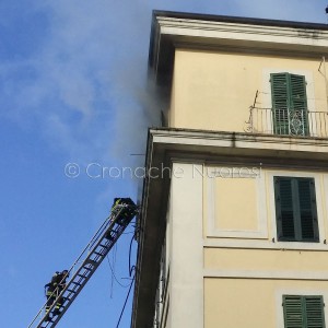 Nuoro, appartamento in fiamme in via Lamarmora (foto S.Novellu)        