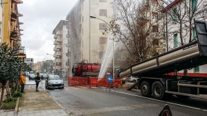 Il gettito d'acqua che fuoriesce dalla condotta in via Martiri della Libertà