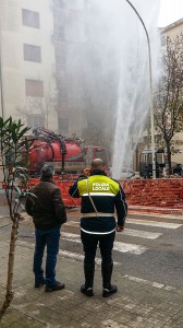 Il gettito d'acqua che fuoriesce dalla condotta in via Martiri della Libertà