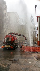 Il gettito d'acqua che fuoriesce dalla condotta in via Martiri della Libertà