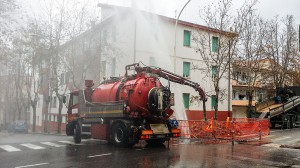Il gettito d'acqua che fuoriesce dalla condotta in via Martiri della Libertà