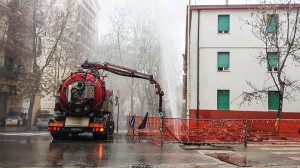 Il gettito d'acqua che fuoriesce dalla condotta in via Martiri della Libertà