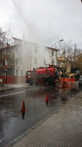 Il gettito d'acqua che fuoriesce dalla condotta in via Martiri della Libertà