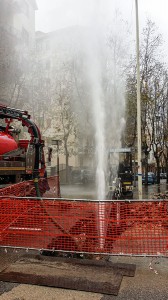 Il gettito d'acqua che fuoriesce dalla condotta in via Martiri della Libertà