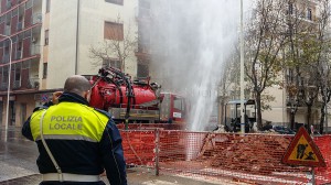 Il gettito d'acqua che fuoriesce dalla condotta in via Martiri della Libertà