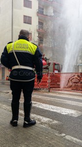 Il gettito d'acqua che fuoriesce dalla condotta in via Martiri della Libertà