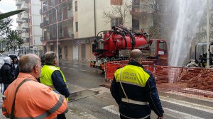 Il gettito d'acqua che fuoriesce dalla condotta in via Martiri della Libertà