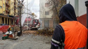 Il gettito d'acqua che fuoriesce dalla condotta in via Martiri della Libertà