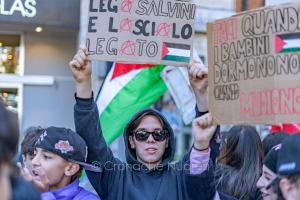 Nuoro,-manifestazione-per-la-Palestina-01 40
