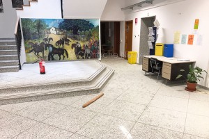 Raid vandalico al Comune di Oliena