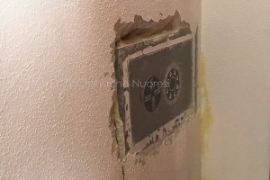 Raid vandalico al Comune di Oliena