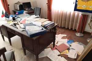Raid vandalico al Comune di Oliena