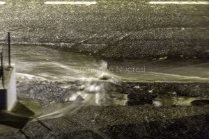 Onda d'acqua in via Martiri della Libertà